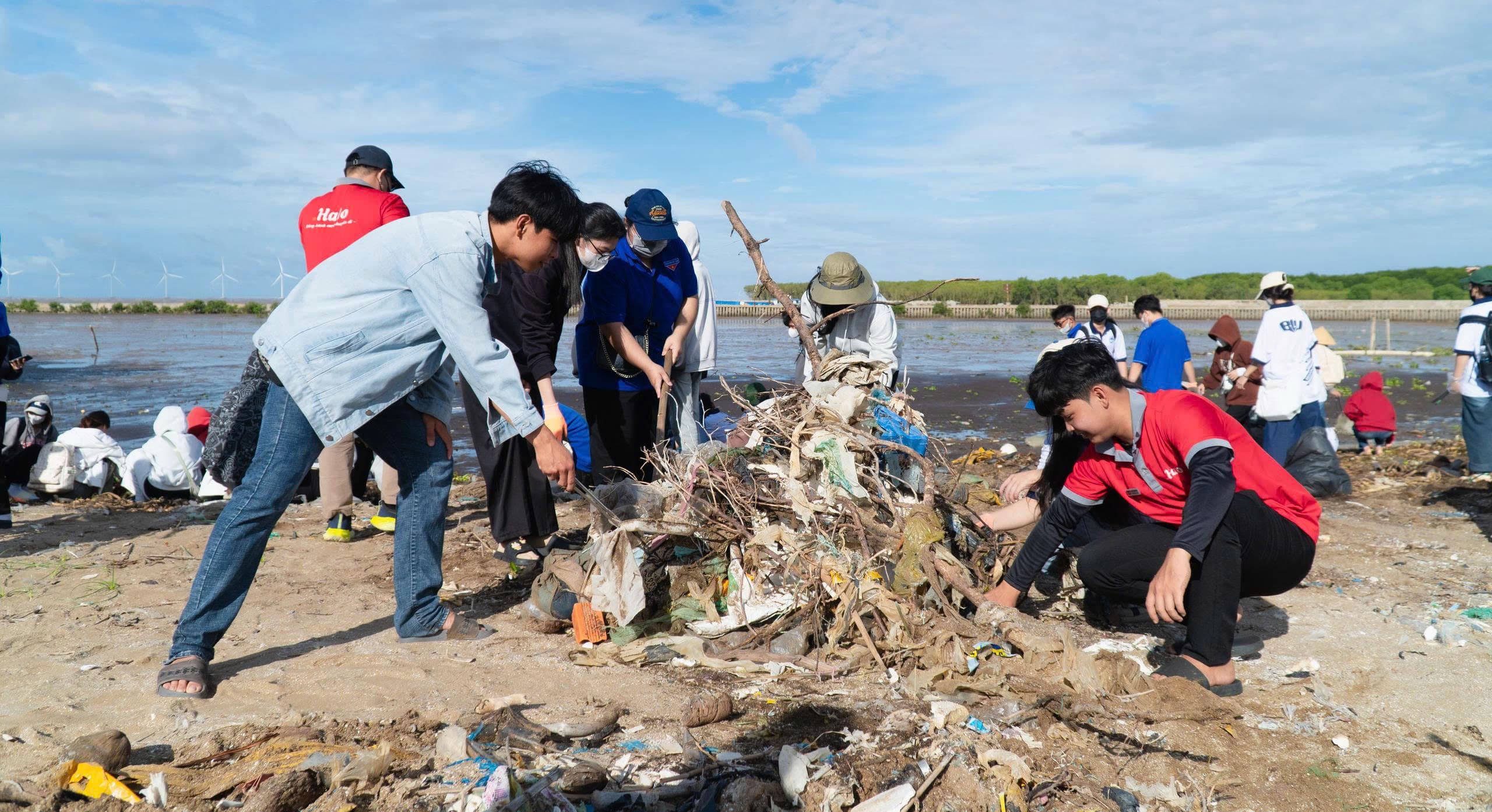 Tình nguyện viên phân loại rác