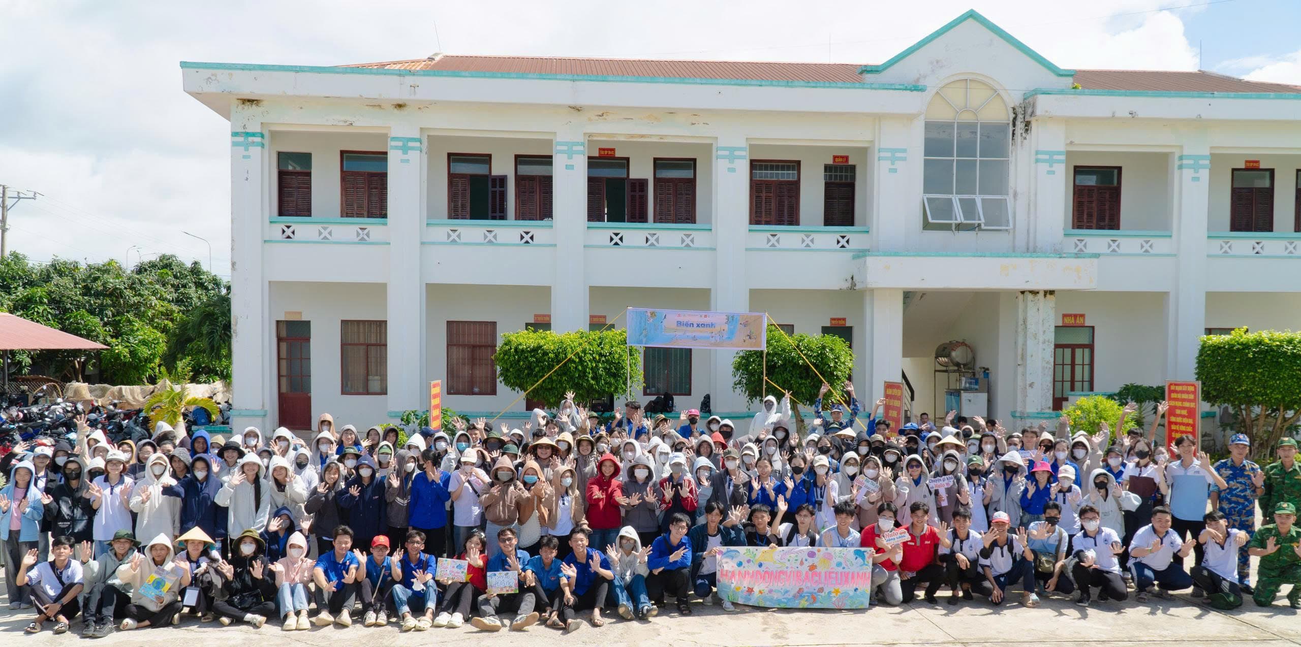 Các nhóm tình nguyện viên tại bờ biển Nhà Mát